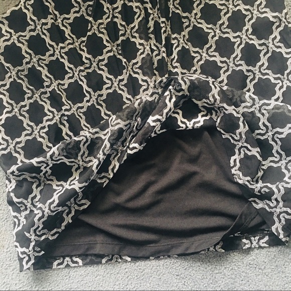 212 Black / White Sleevless Blouse - Picture 6 of 10